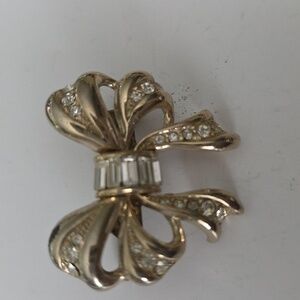 Vintage Rhinestone Bow Brooch – Gold-Tone with Baguette Center